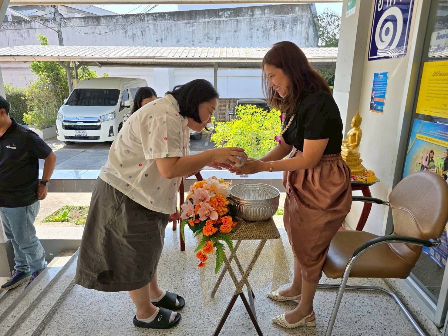 title - สำนักงานการปฏิรูปที่ดินจังหวัดเพชรบุรี ร่วมสืบสานวัฒนธรรม ประเพณีวันสงกรานต์ สรงน้ำพระและ รดน้ำขอพรปฏิรูปที่ดินจังหวัดเพชรบุรี